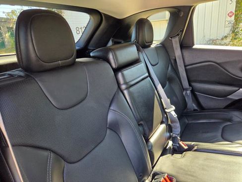 Used 2019 Jeep Cherokee Limited image 30