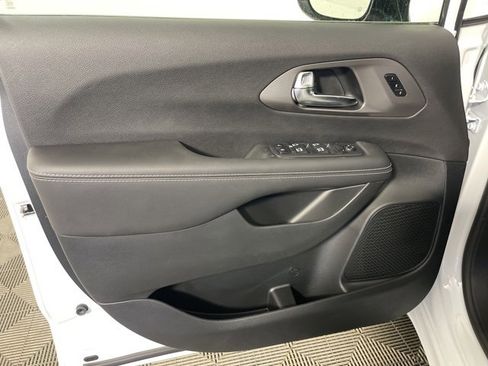 New 2026 Chrysler Pacifica Select image 10