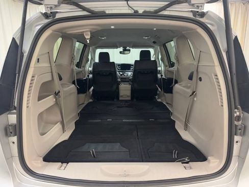 Used 2024 Chrysler Pacifica Touring-L FWD image 33