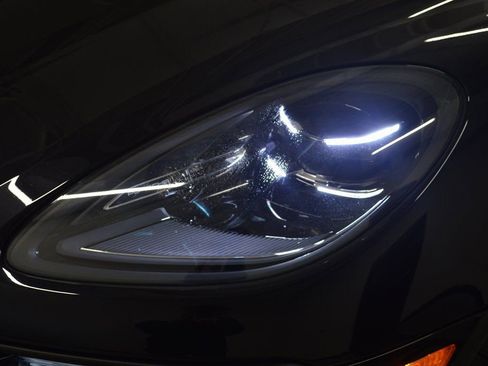 Certified 2025 Porsche Macan AWD/4WD image 11