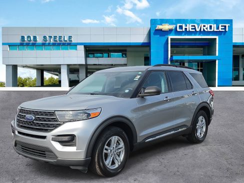Used 2023 Ford Explorer XLT RWD image 2
