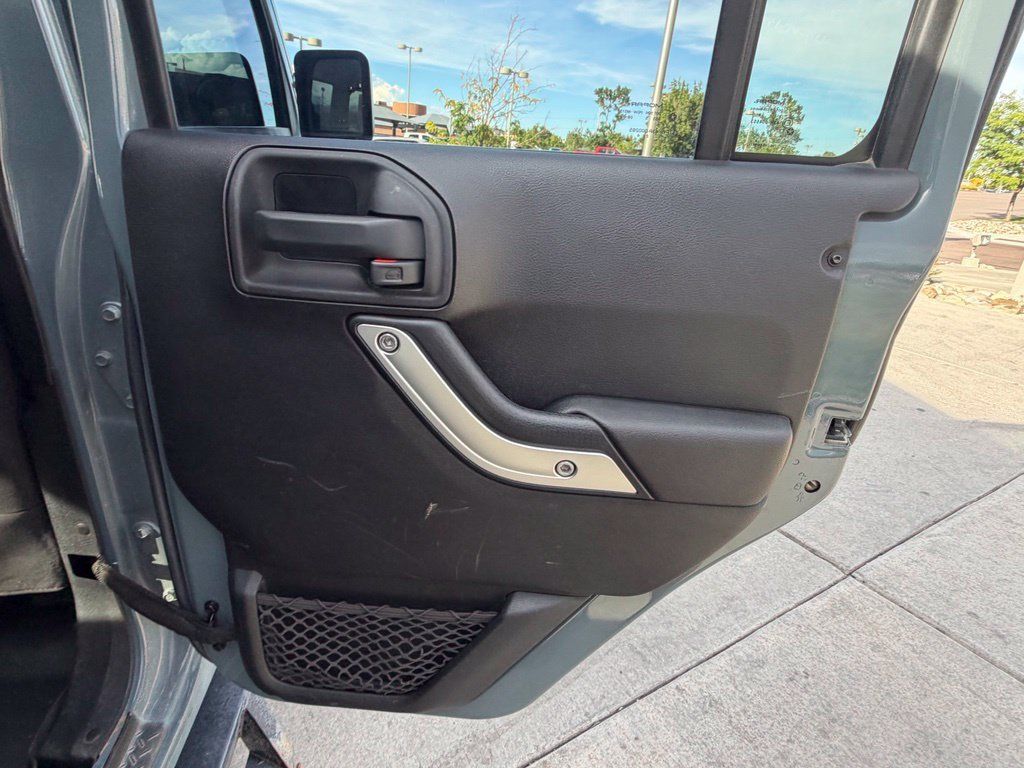 Used 2015 Jeep Wrangler Unlimited Rubicon w/ Connectivity Group AWD/4WD image 31
