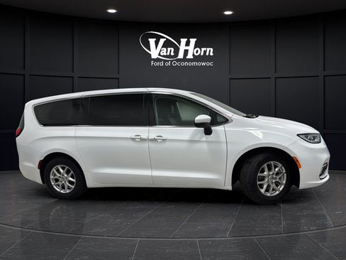 Used 2023 Chrysler Pacifica Touring-L FWD image 8