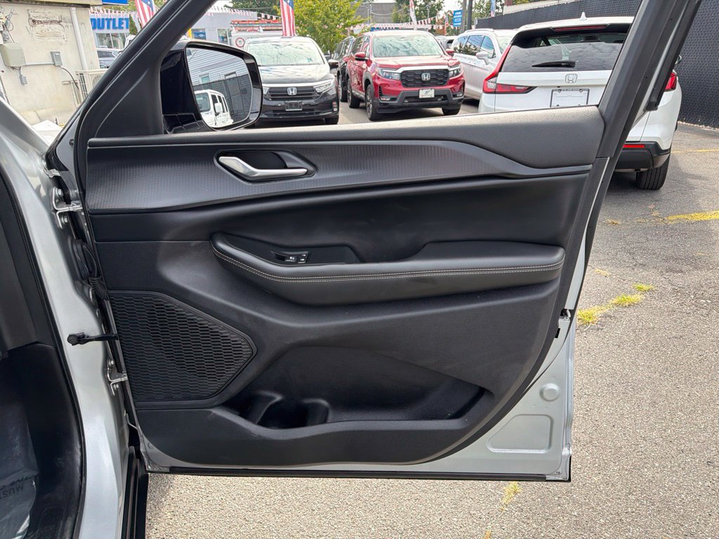Used 2024 Jeep Grand Cherokee Altitude RWD image 12