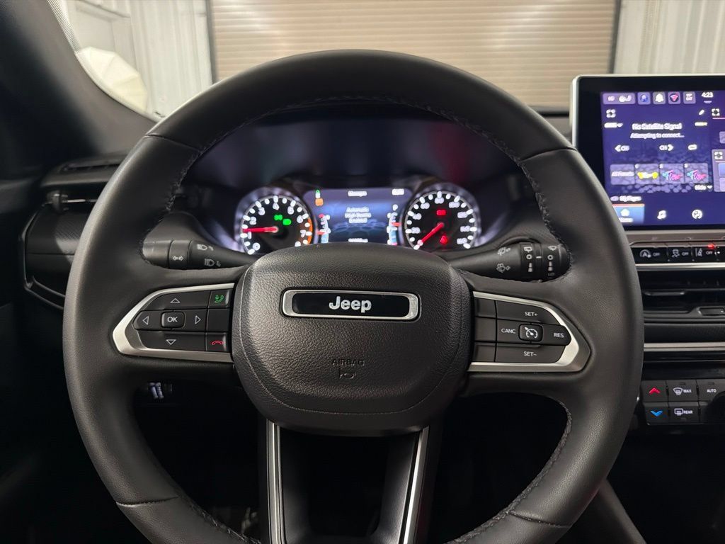 Used 2025 Jeep Compass Latitude w/ Convenience Group AWD/4WD image 25