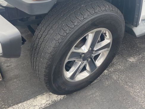 Used 2018 Jeep Wrangler Unlimited Sahara image 2