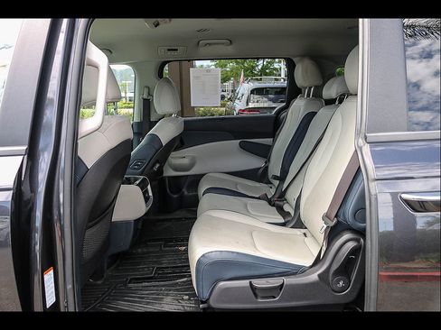 Used 2025 Kia Carnival EX FWD image 23