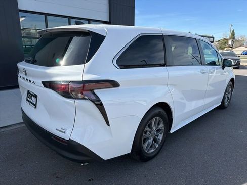 Used 2024 Toyota Sienna LE image 9