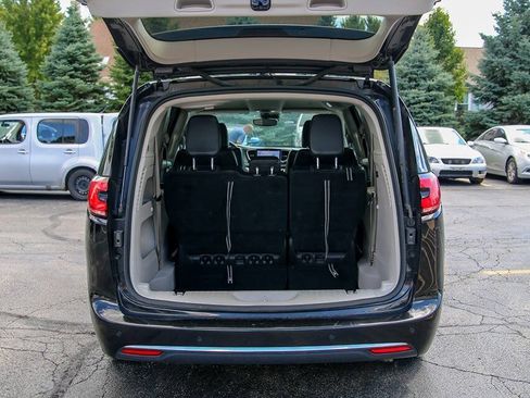 Used 2023 Chrysler Pacifica Touring-L FWD image 23