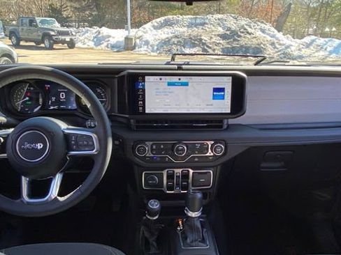 Used 2025 Jeep Wrangler Unlimited Sahara image 13