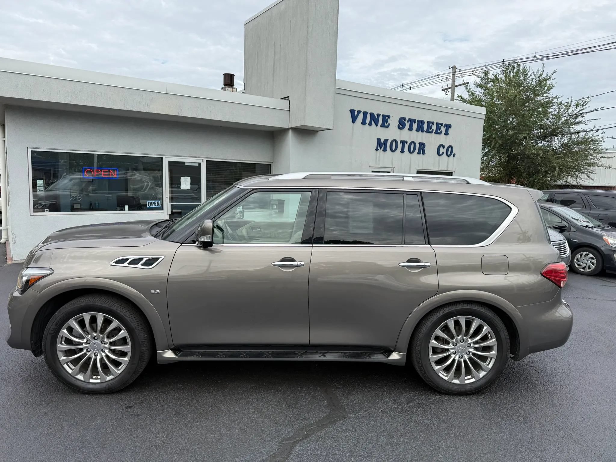 Used 2017 INFINITI QX80 2WD w/ Driver Assistance Package image 3