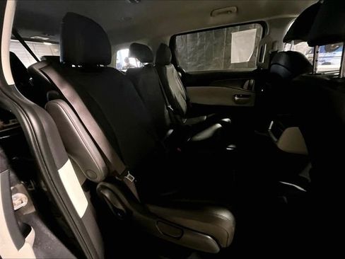 Used 2024 Kia Carnival LX FWD image 22