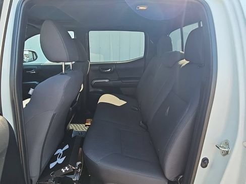 Used 2017 Toyota Tacoma SR5 AWD/4WD image 9