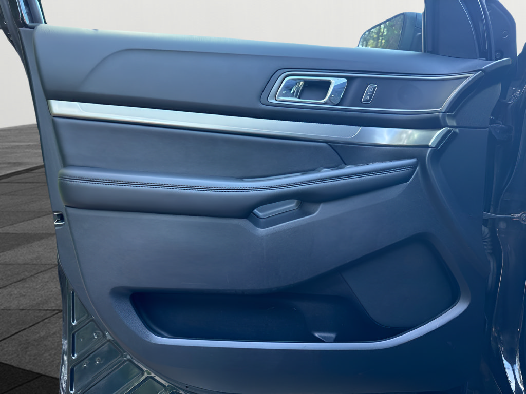 Used 2019 Ford Explorer XLT w/ Equipment Group 202A AWD/4WD image 13