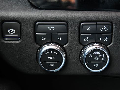 Used 2024 GMC Sierra 1500 SLT image 32