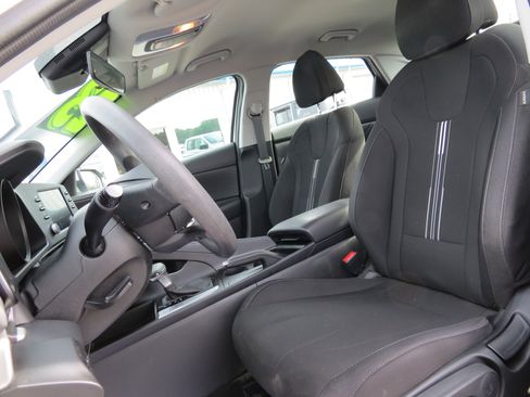 Used 2023 Hyundai Elantra SEL image 16