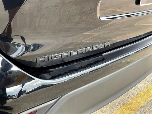 Used 2023 Toyota Highlander LE image 31