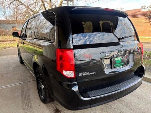 Used 2018 Dodge Grand Caravan SE image 3