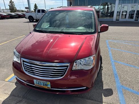 Used 2016 Chrysler Town & Country Touring FWD image 7