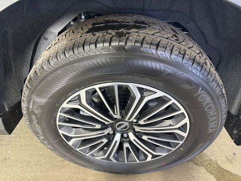 New 2026 Nissan Armada SL w/ Captain's Chari Seat Package image 6