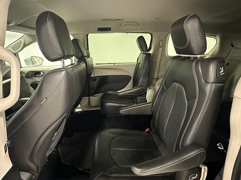 Used 2022 Chrysler Pacifica Touring-L FWD image 20