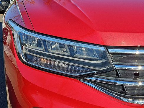 Used 2022 Volkswagen Tiguan SE w/ Panoramic Sunroof Package image 28