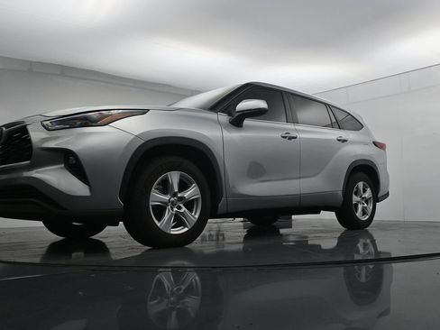 Used 2023 Toyota Highlander LE FWD image 32