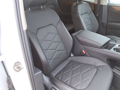 Certified 2025 Volkswagen Atlas SE image 10