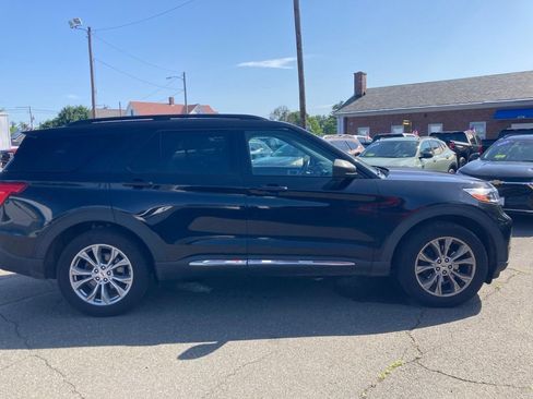 Used 2021 Ford Explorer XLT w/ Equipment Group 202A AWD/4WD image 8