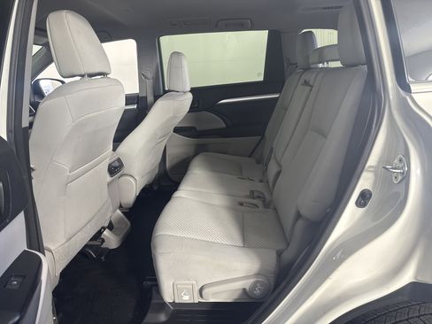 Used 2016 Toyota Highlander LE image 18