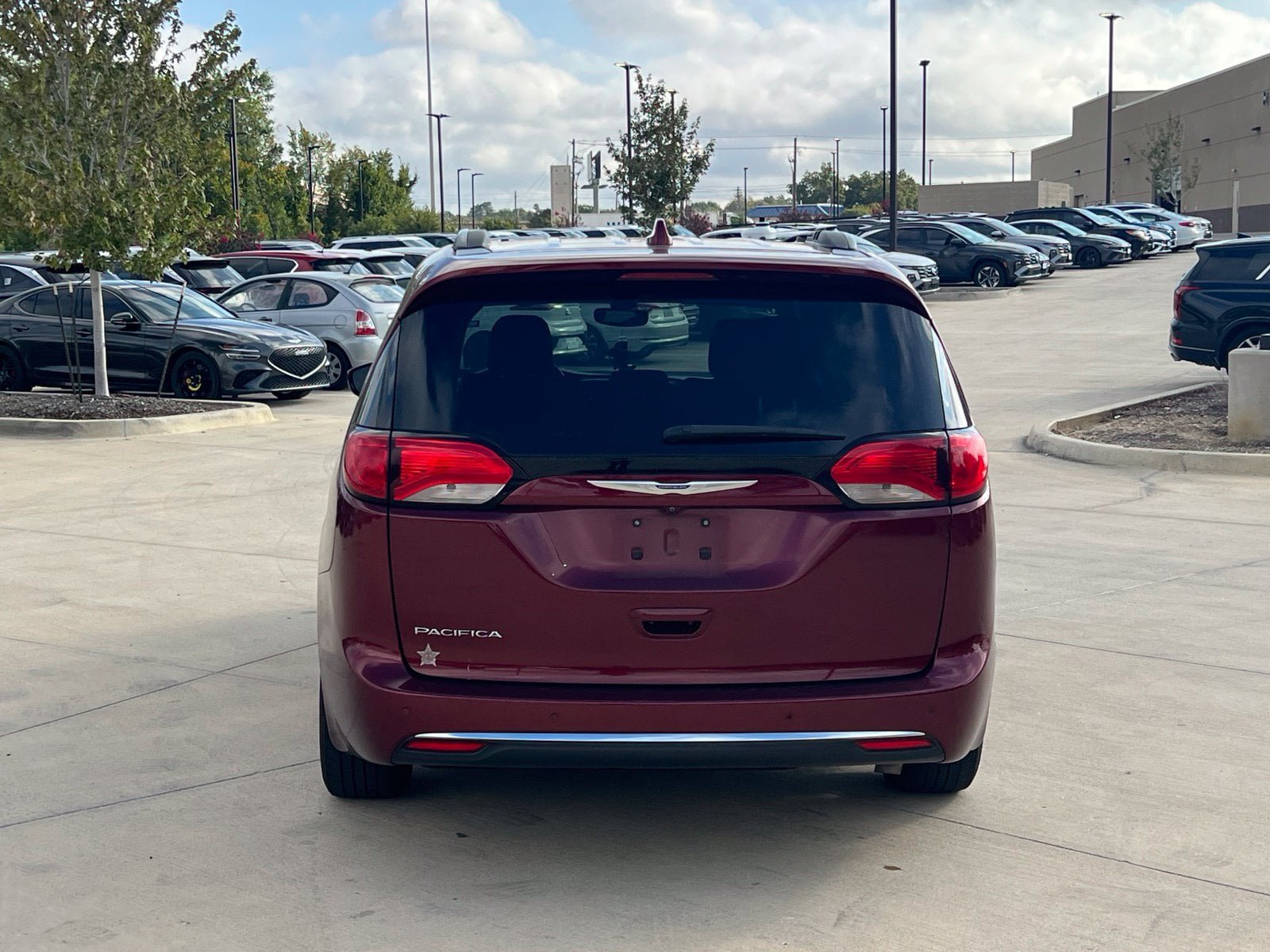 Used 2018 Chrysler Pacifica Touring Plus w/ Tire & Wheel Group FWD image 11