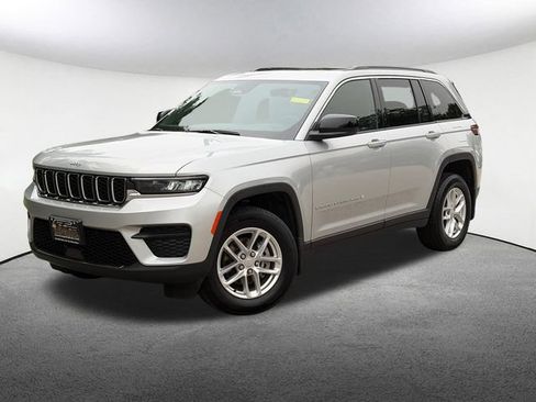 Used 2025 Jeep Grand Cherokee Laredo X w/ MOPAR Finishing Package AWD/4WD image 2