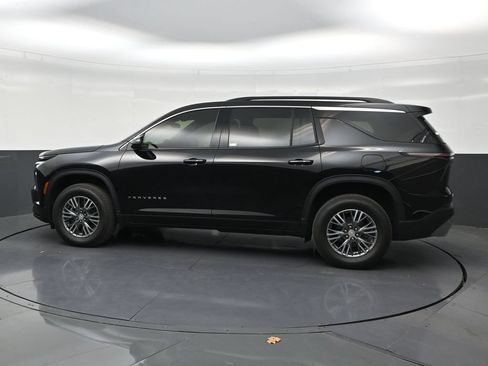 Used 2025 Chevrolet Traverse LT FWD image 2