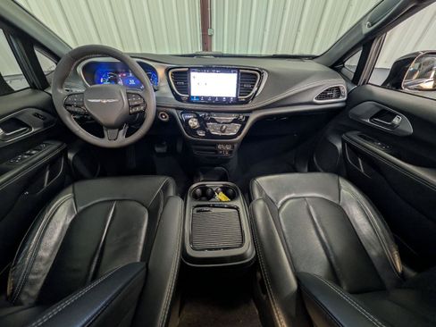 Used 2022 Chrysler Pacifica Touring-L w/ S Appearance Package FWD image 7