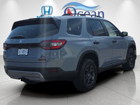 Used 2025 Honda Pilot TrailSport image 3