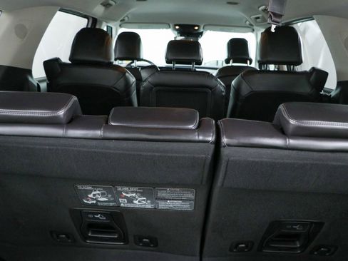 Used 2025 Kia Carnival FWD image 30
