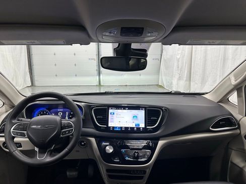 Used 2023 Chrysler Pacifica Touring-L image 43