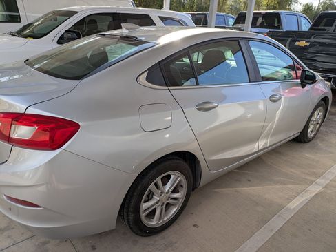 Used 2017 Chevrolet Cruze LT image 2