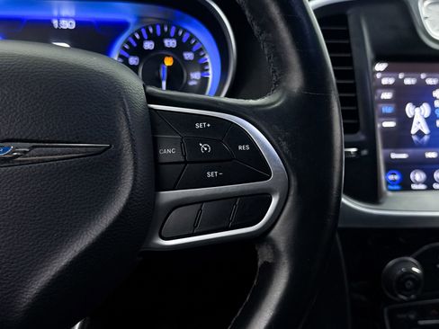Used 2018 Chrysler 300 Limited image 26