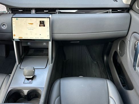 Used 2025 Land Rover Discovery Sport S image 29