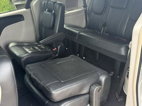 Used 2016 Chrysler Town & Country Touring FWD image 17