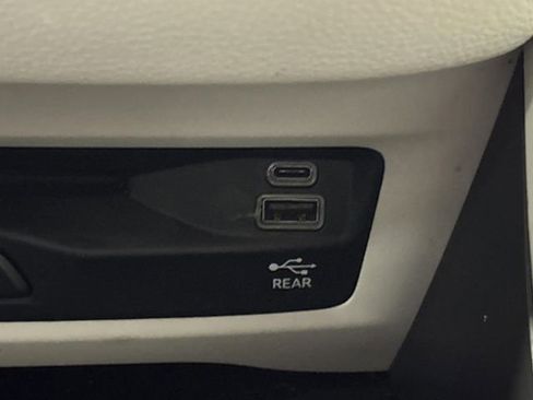 Used 2023 Chrysler Pacifica Limited w/ Uconnect Theater Family Group image 27