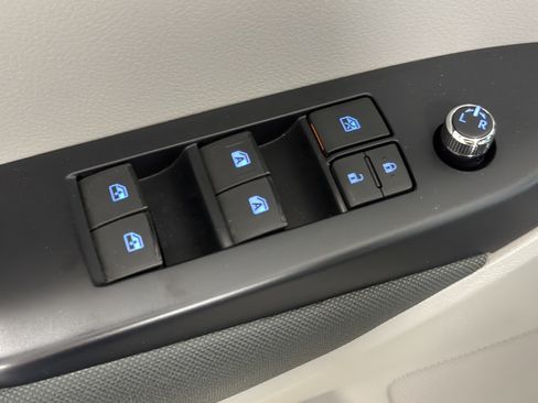 Used 2019 Toyota Highlander LE AWD/4WD image 33
