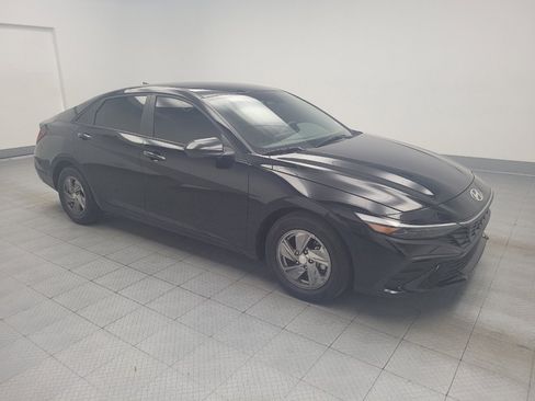 Used 2025 Hyundai Elantra SE FWD image 11