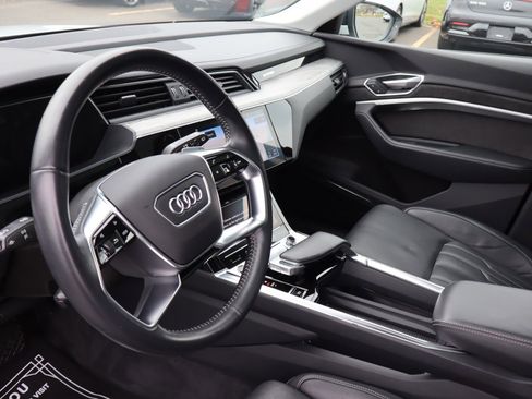 Used 2021 Audi e-tron Prestige w/ Prestige Package image 9