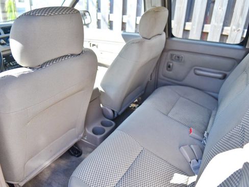 Used 2001 Nissan Frontier SE image 17