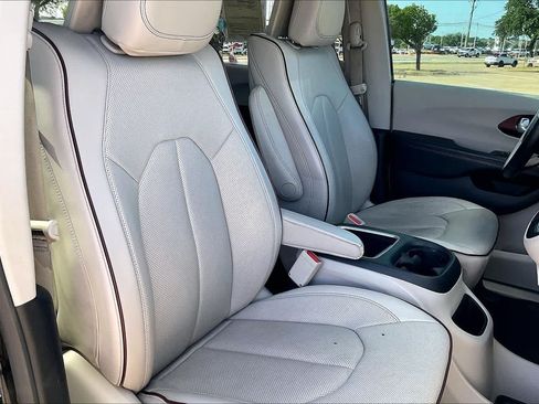 Used 2017 Chrysler Pacifica Limited FWD image 12