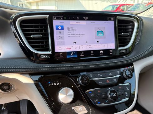 Used 2024 Chrysler Pacifica Touring-L FWD image 20