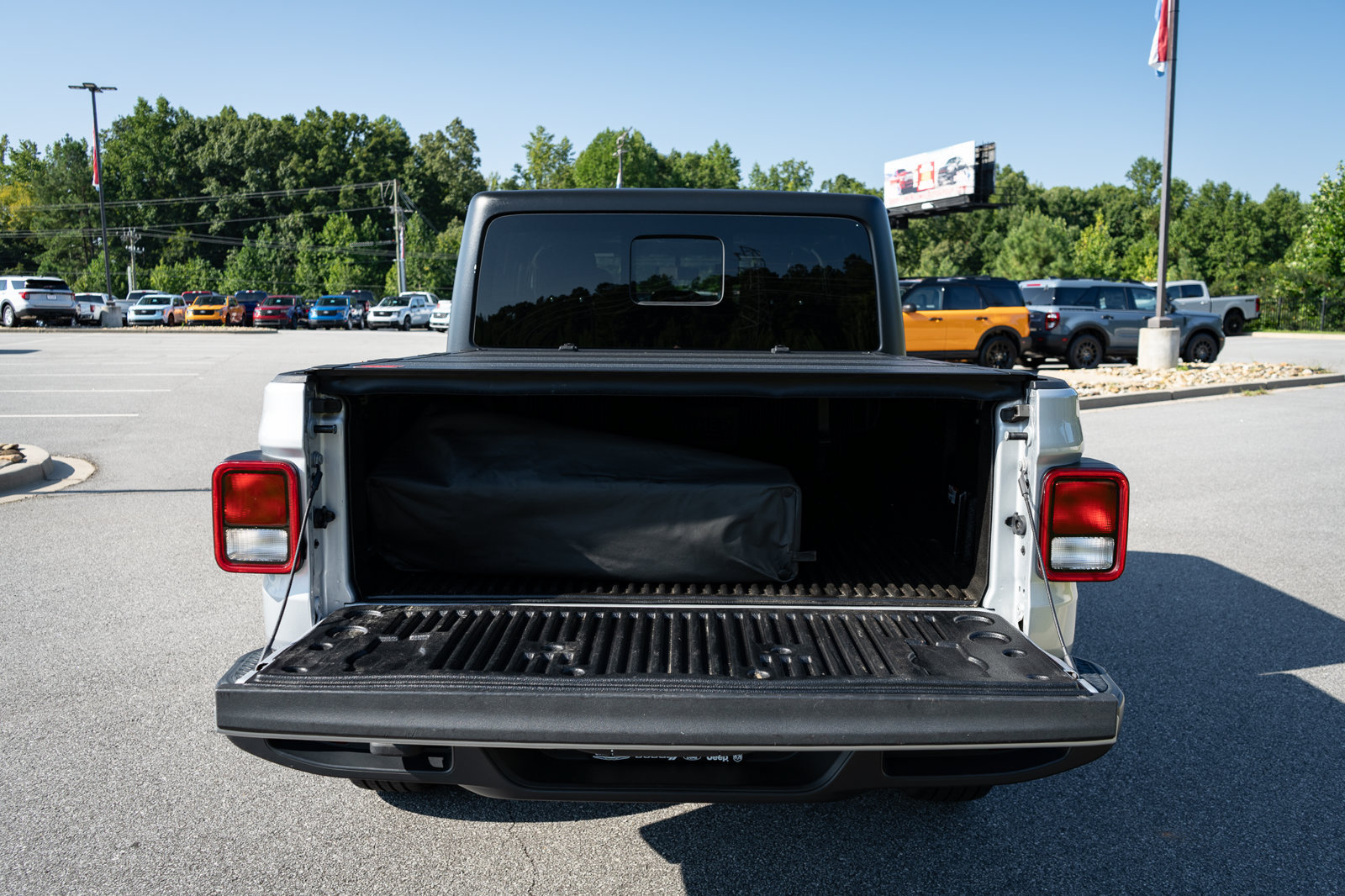 Used 2023 Jeep Gladiator Overland AWD/4WD image 9
