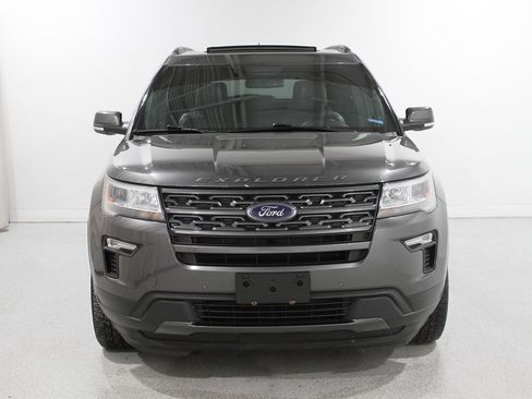Used 2018 Ford Explorer XLT w/ Equipment Group 202A image 2